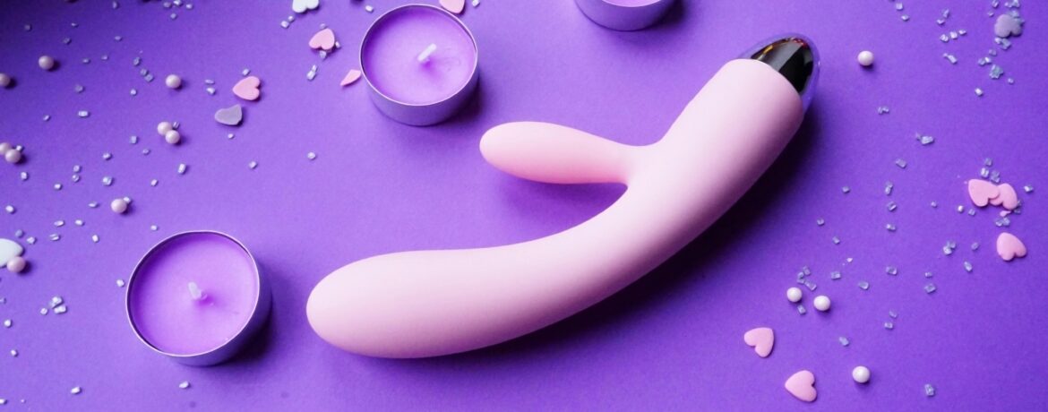 Acessórios de luxo para o prazer a dois com a Vigoroso sobre a cama.